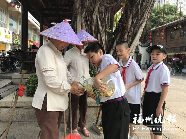 “小雷鋒”加入愛(ài)心茶攤隊(duì)伍 沿路為協(xié)警等送清涼